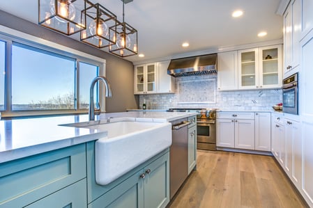 bright-farmhouse-kitchen